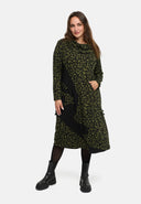 'Seriva' klänning – konstfull, mysig & figursmickrande