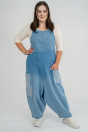 'Sky' Latzhose – Premium-Denim, Ombre & Patch-Details